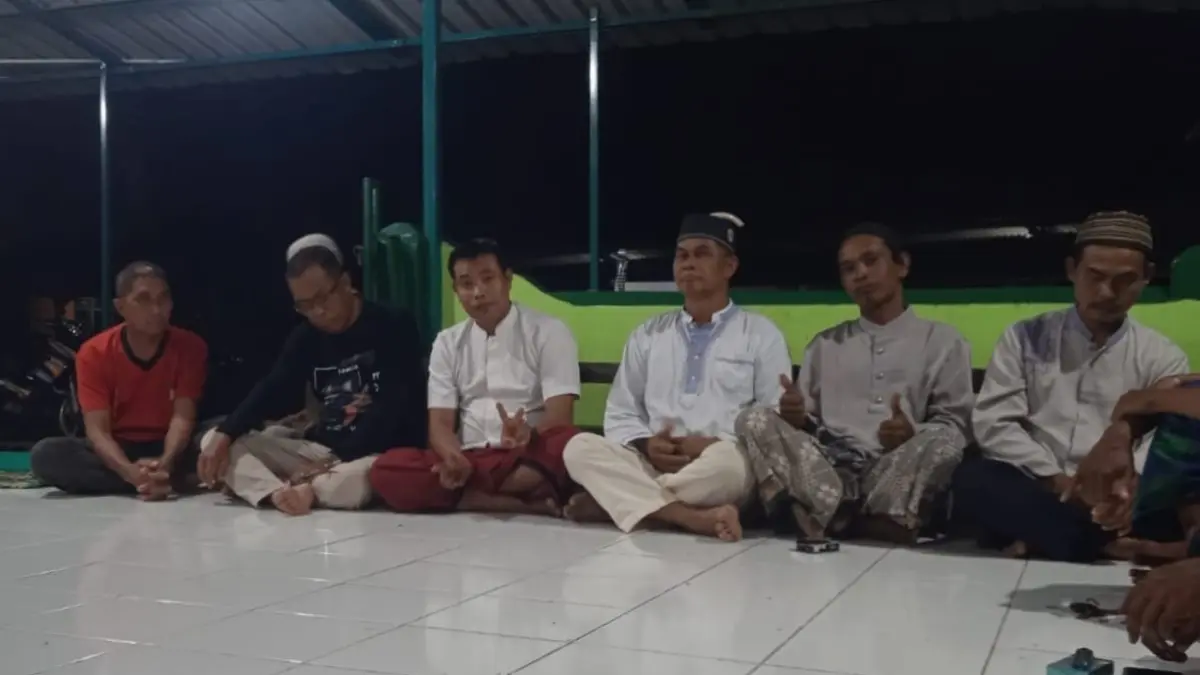 WARGA menghadiri rapat terkait penolakan perubahan RTRW di Masjid Al Mustaqim, Jalan Manggar, Kampung Bugis, Tanjunguban, Kecamatan Bintan Utara pada Minggu (17/5/2026) malam. F. Ardi untuk Batam Pos