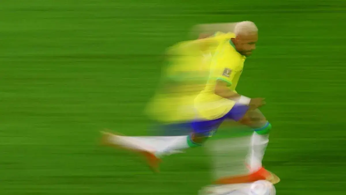 Pemain Brasil Neymar menggiring bola pada pertandingan babak 16 besar Piala Dunia 2022 melawan Korsel di Stadium 974, Doha, Qatar, (5/12/2022). Brasil melibas Korsel 4-1 dan melaju ke perempat final Piala Dunia 2022 melawan Kroasia. ANTARA FOTO/REUTERS/Pedro Nunes/aww.