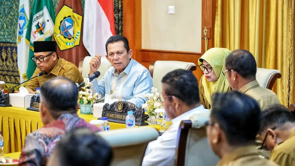 GUBERNUR Kepri, Ansar Ahmad didampingi Wagub Nyanyang Haris Pratamura memimpin rapat Pemenuhan Kelengkapan Persyaratan dan Pemantapan Data Usulan Pembangunan KNMP di Gedung Daerah, Tanjungpinang. F. Diskominfo Kepri untuk Batam Pos
