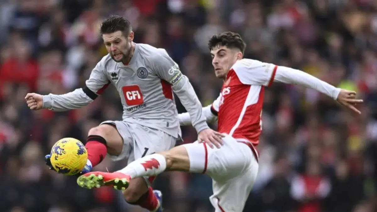 Ilustrasi - Pesepak bola Arsenal Kai Havertz (kanan) berebut bola dengan kiper Sheffield United Oliver Norwood dalam laga Liga Inggris di Emirates Stadium, London, Inggris, Sabtu (28/10/2023). ANTARA FOTO/REUTERS/Tony Obrien/foc.