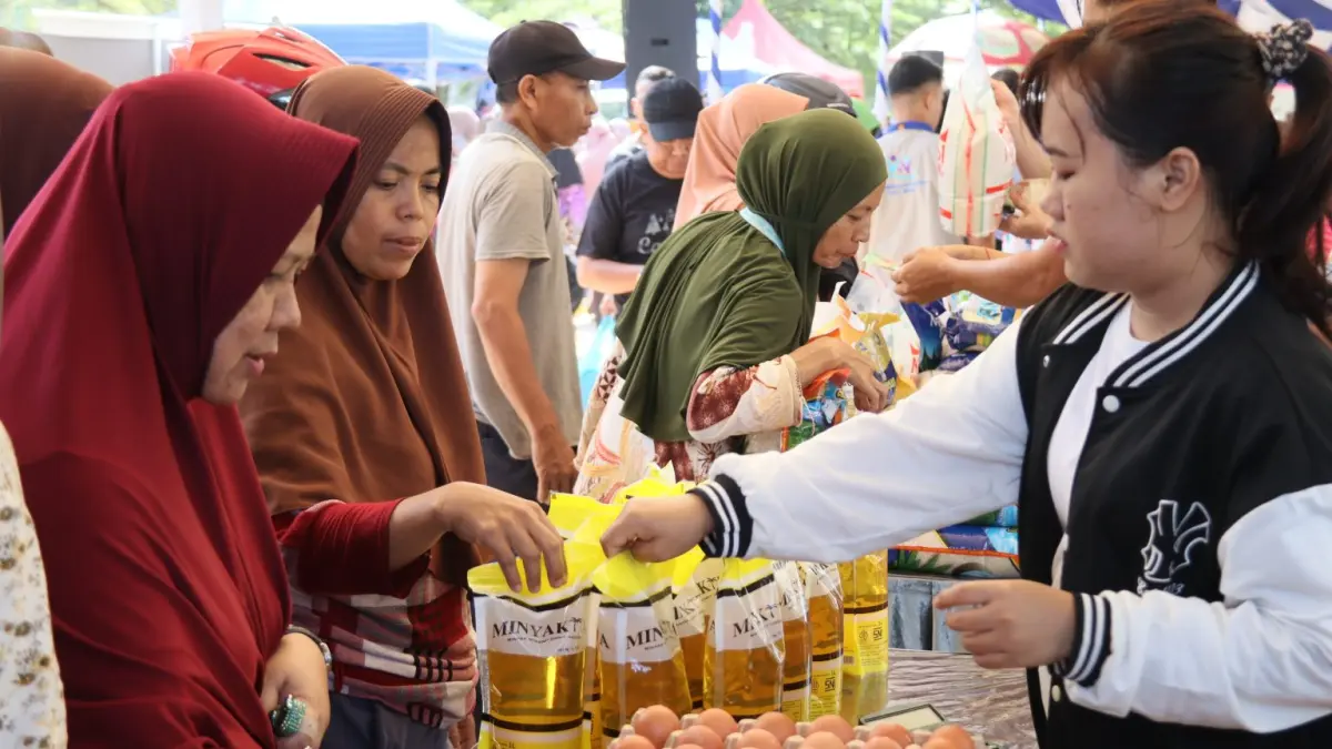 Ilustrasi. Warga membeli minyak goreng Minyakita di pasar murah yang digelar Pemerintah Kota Batam belum lama ini. Foto. Cecep Mulyana/Batam Pos