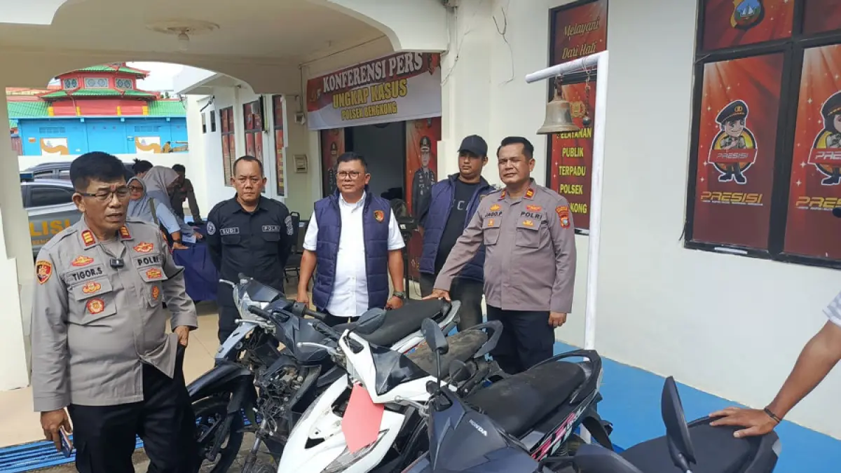 
Kapolsek Bengkong AKP Tigor memperlihatkan sepeda motor hasil curian yang berhasil diungkap. F. Eusebius Sara / Batam Pos