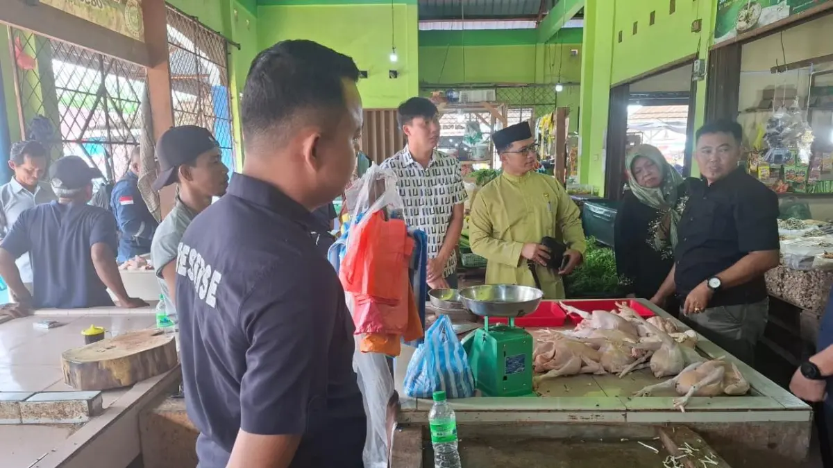 KUPP bersama lintas sektroal, OPD terkait dan Satgas Pangan melakukan monitoring harga di Kijang, beberapa waktu lalu. F.DKUPP Bintan untuk Batam Pos