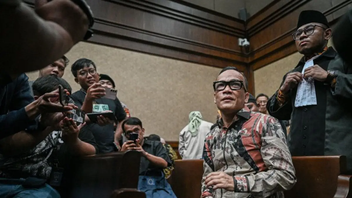 Terdakwa kasus dugaan pemerasan dalam pengurusan sertifikat K3 di Kementerian Ketenagakerjaan Immanuel Ebenezer (kedua kanan) bersiap menjalani sidang pembacaan tuntutan di Pengadilan Tipikor, Jakarta, Senin (18/5/2026). Jaksa Penuntut Umum menuntut Immanuel Ebenezer dengan hukuman penjara selama lima tahun serta denda Rp250 juta subsider 90 hari pidana kurungan, sedangkan terdakwa lainnya yaitu Temurila, Miki Mahfud, Fahrurozi, Hery Sutanto, Subhan, Gerry Aditya Herwanto, Irvian Bobby Mahendro, Sekarsari Kartika, Anitasari Kusumawati, dan Supriadi dituntut dengan tiga tahun hingga tujuh tahun pidana penjara. ANTARA FOTO/Fauzan/nz


