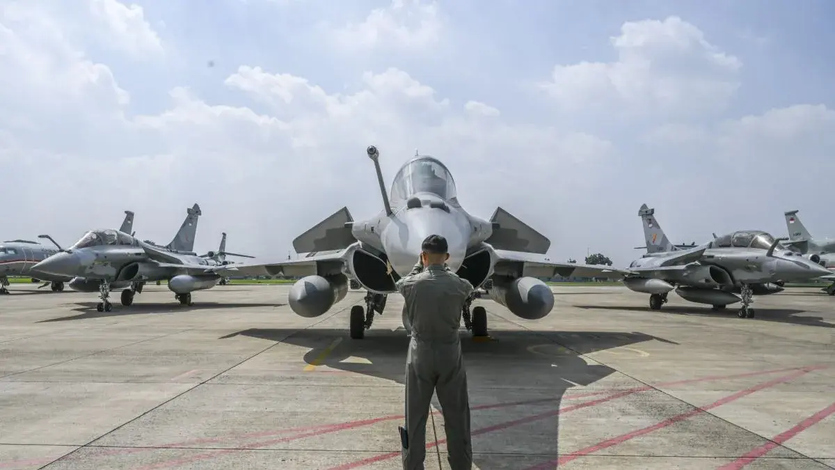 Penerbang TNI AU berfoto usai saat serah terima alat utama sistem persenjataan (alutsista) dari Pemerintah kepada TNI di Lanud Halim Perdanakusuma, Jakarta, Senin (18/5/2026). ANTARA FOTO/Galih Pradipta/bar