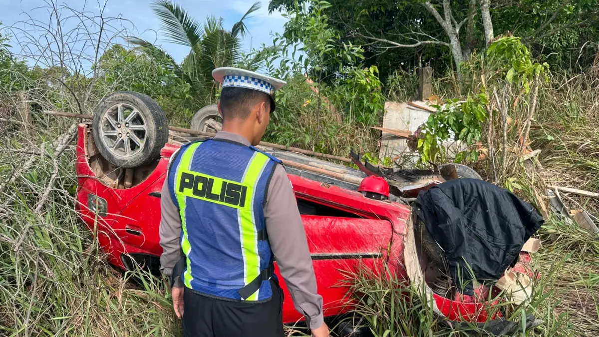 POLISI mendatangi lokasi untuk mengamankan mobil setelah mengalami kecelakaan di jalan raya Galang Batang, Desa Gunung Kijang, Kecamatan Gunung Kijang pada Senin (18/5/2026). F. H.P Bako untuk Batam Pos