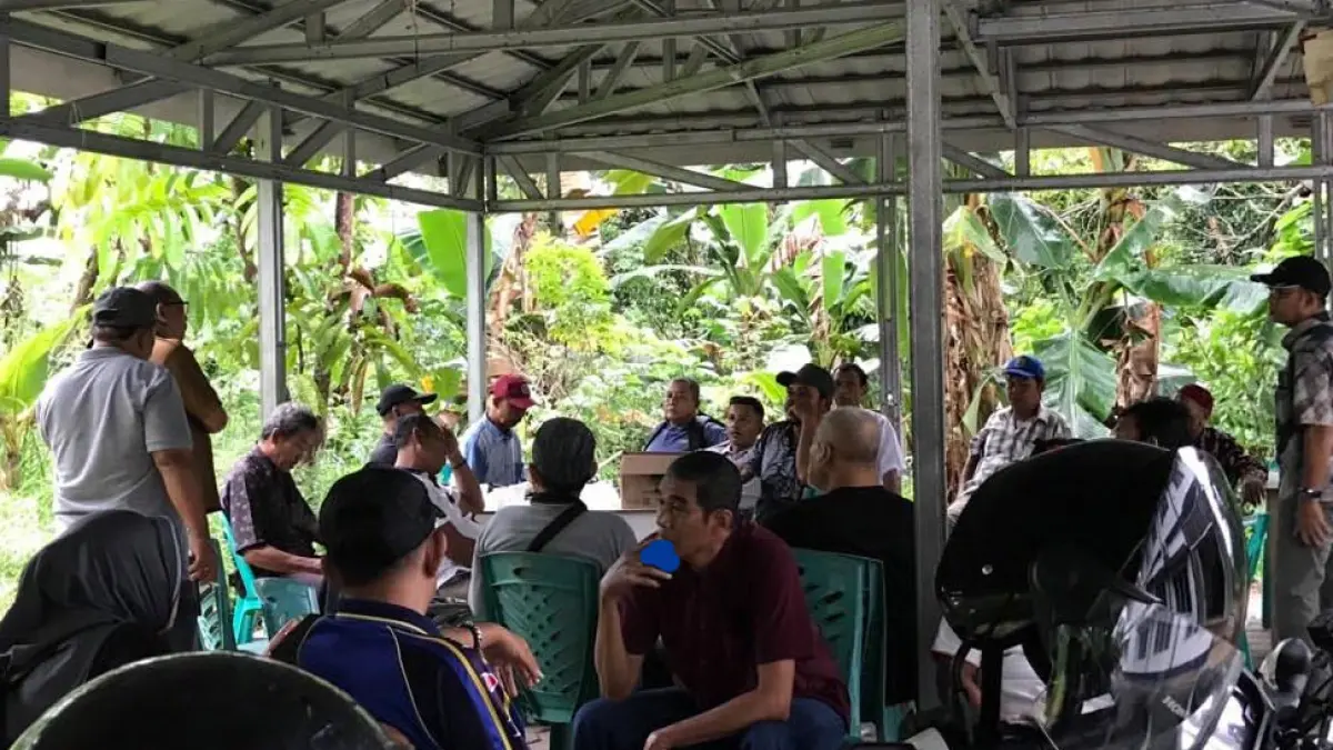 Puluhan Ketua RT/RW saat berkumpul dan menolak adanya Perampingan di Kantor Lurah MKP. F. Mohamad Ismail/Batam Pos
