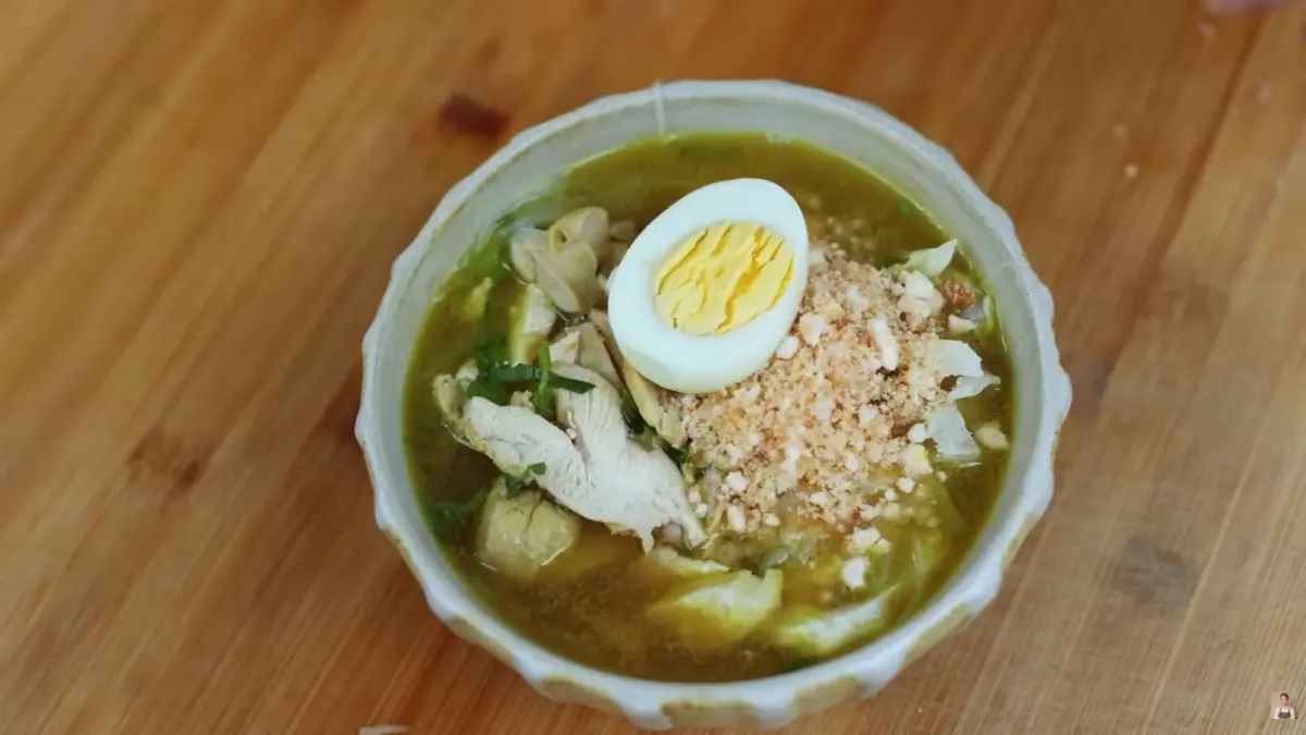 Soto ayam lamongan. (Tangkapan layar youtube.com/@devinahermawan)