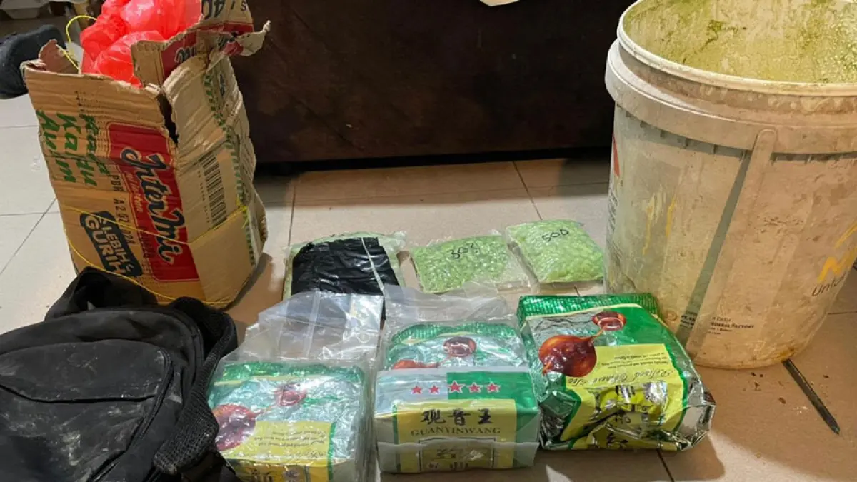 
Barang bukti narkotika berupa ribuan pil diduga ekstasi dan sabu seberat hampir tiga kilogram yang diamankan Ditresnarkoba Polda Kepri dari seorang pria di Pulau Buru, Kabupaten Karimun.