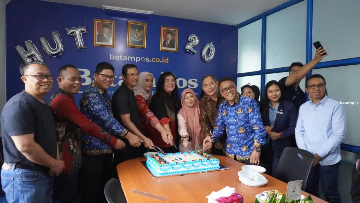batampos.co.id merayakan HUT ke-20 bersama BP Batam, Pemko Batam, dan sejumlah mitra strategis di Kantor Batam Pos, Rabu (20/5). F. Ari/Batam Pos.
