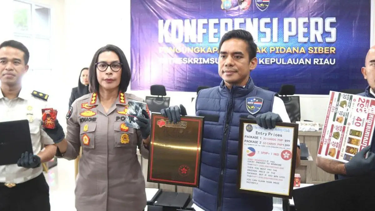 Dirkrimsus Polda Kepri, Kombes Silvester Simamora (dua kanan) bersama Kabid Humas Polda Kepri, Kombes Nona Pricillia Ohe, dan perwakilan Imigrasi Batam menunjukkan barang bukti pengungkapan kasus judi online di Mapolda Kepri, Selasa (12/5). Foto: Cecep Mulyana/Batam Pos
