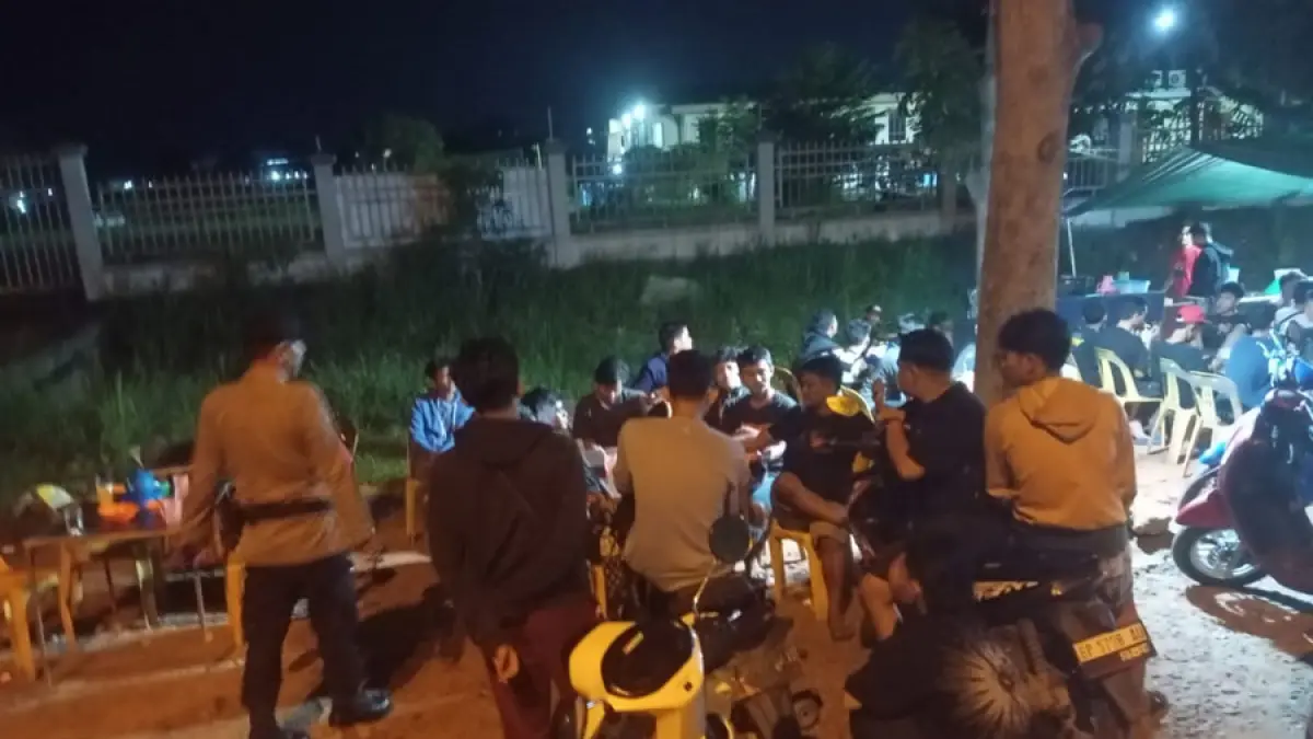 Di sepanjang Jalan Raya Simpang Helm hingga depan Gereja HKBP, Batam Kota kerap dijadikan arena berkumpul para pemuda yang melakukan aksi balap liar pada malam hingga menjelang pagi hari. 
