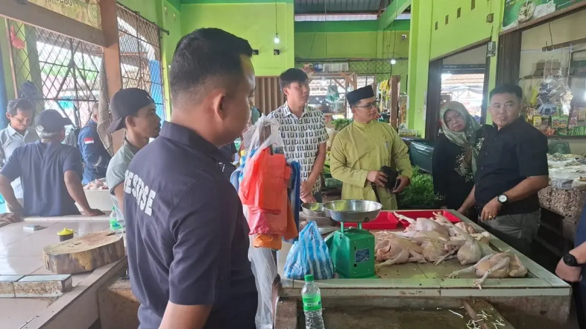 DKUPP bersama lintas sektroal, OPD terkait dan Satgas Pangan melakukan monitoring harga di Kijang, beberapa waktu lalu. F. DKUPP Bintan untuk Batam Pos