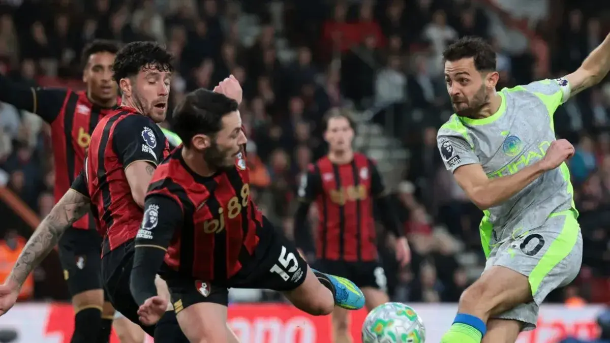 Gelandang Manchester City Bernardo Silva (kanan) menendang bola pada pertandingan menghadapi Bournemouth di Stadion Vitality, Bournemouth, Selasa (19/5/2026) waktu setempat. (premierleague.com)