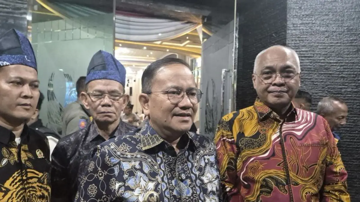 Ketua Umum PWI Pusat Akhmad Munir (kanan) bersama Wali Kota Jambi Maulana (tengah) saat memberikan keterangan kepada wartawan usai kegiatan silaturahim di rumah dinas wali kota, di Jambi, Selasa (19/5/2026). ANTARA/Agus Suprayitno.