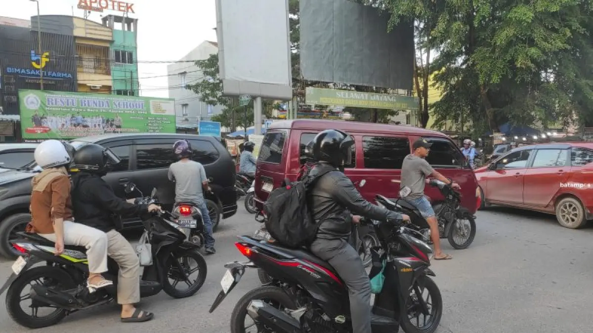 Kondisi simpang Cikitsu Batamkota terlihat semrawut karena terjadi kemacetan. Jumlah kendaraan yang melintas di jalan tersebut tidak seimbang dengan luas jalan. F Cecep Mulyana/Batam Pos