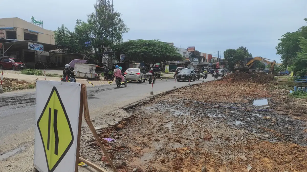 
Pemerintah Kota Batam melalui Dinas Bina Marga menyiapkan rencana pelebaran Jalan Tengku Sulung menjadi dua jalur untuk mengurai kemacetan di kawasan Batam Kota yang mengalami peningkatan volume kendaraan.   F. Cecep Mulyana / Batam Pos