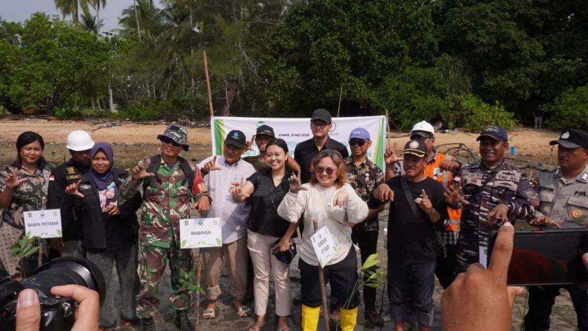 Perwakilan PT Batamraya Sukses Perkasa (PT BSP) bersama Bhabinkamtibmas Ngenang, Babinsa Ngenang, Babin Potmar Ngenang, serta Komandan Pos (Danpos) Ngenang, Ketua RW 01 Kelurahan Ngenang, Ketua RW 02 Kelurahan Ngenang, Ketua dan Wakil Ketua Karang Taruna Kelurahan Ngenang, Kesatuan Pengelolaan Hutan Lindung (KPHL) dan tokoh masyarakat saat melakukan penanaman mangrove di Tanjung Sauh. Foto: Ari Akbar/Batam Pos
