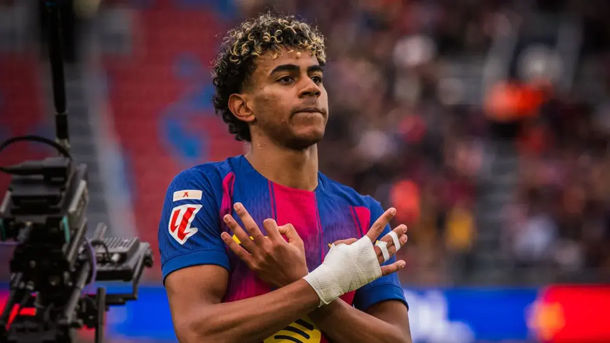 Penyerang sayap Barcelona, Lamine Yamal berselebrasi usai mencetak gol ke gawang Villareal dalam lanjutan Liga Spanyol 2025/2026 di Stadion Spotify Camp Nou, Barcelona, Sabtu (28/2/2026). Barcelona menang dengan skor 4-1 atas Villareal dalam laga tersebut. (FC Barcelona)