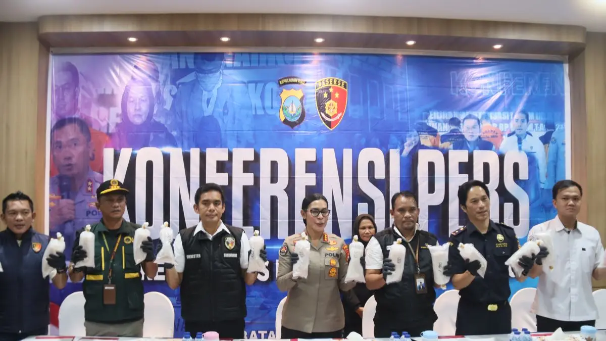 Direktur Ditreskrimsus Polda Kepri, Kombes Silvester Simamora bersama Kabid Humas Polda Kepri, Kombes Dr. Nona Pricillia Ohei, Balai Karantina Kepri, BPBL, LPKP memebeeikan keterangan penggagalan penyelundupan benih lobster saat ekspos di Mapolda Kepri, Rabu (20/5). F Cecep Mulyana/Batam Pos