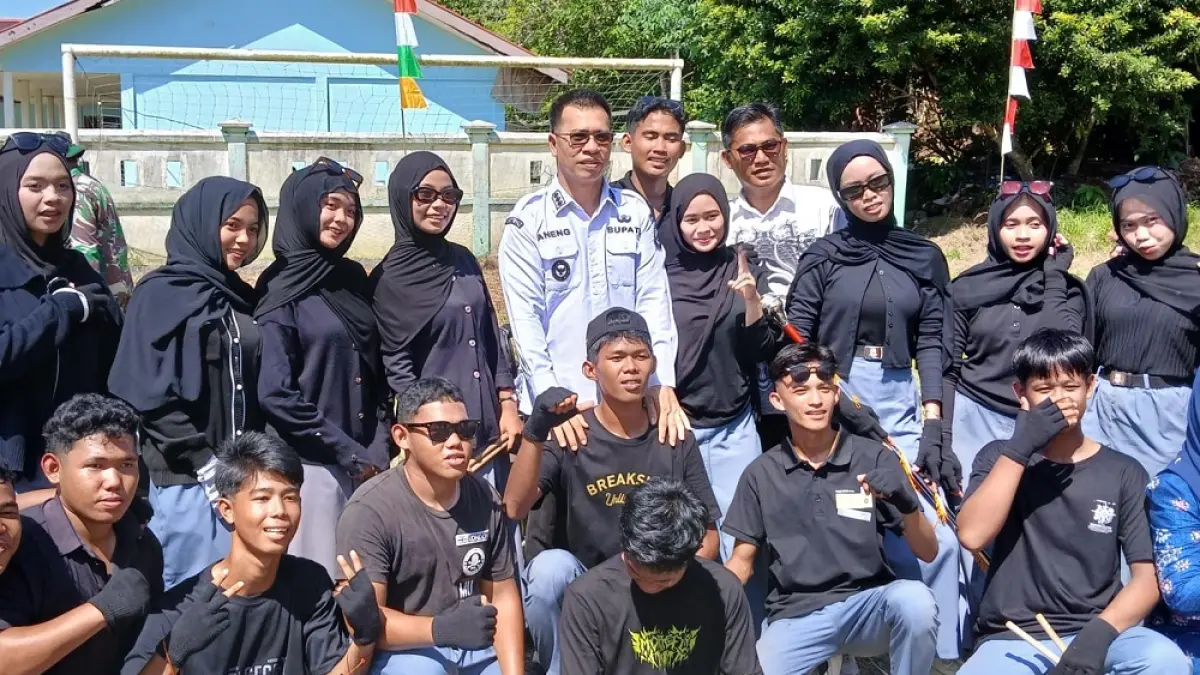 Bupati Kepulauan Anambas, Aneng foto bersama dengan pelajar SMA Siantan Utara disela-sela kunjungan Inspektur Kodam XIX Tuanku Tambusai, Brigjen TNI Totok Sutriono. Foto: Ihsan Imaduddin/Batam Pos