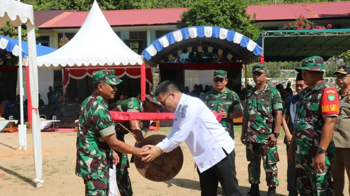 Bupati Kepulauan Anambas, Aneng menyalami Inspektur Kodam XIX Tuanku Tambusai, Brigjen TNI Totok Sutriono usai menuntaskan program TMMD di Siantan Utara. Foto: Ihsan Imaduddin/Batam Pos