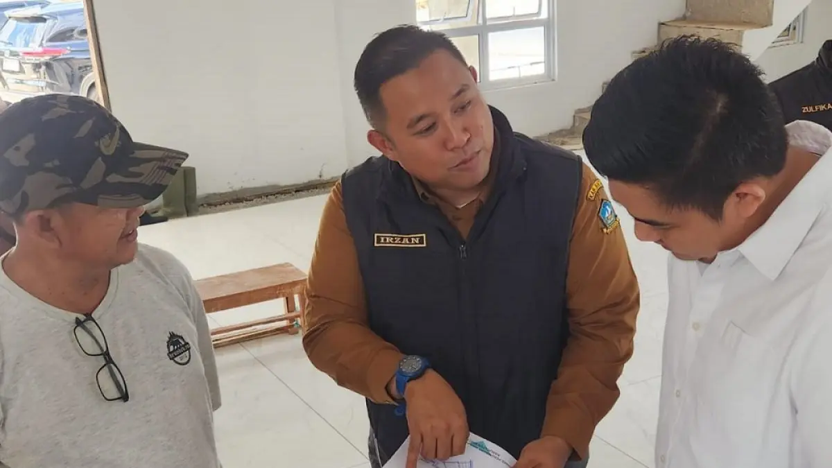 Kadis Perkim Bintan, Mohammad Irzan melaporkan progres pembangunan Masjid Nurul Hasanah di Kelurahan Toapaya Asri, Kecamatan Toapaya, Bintan. F. Kiriman Zoko untuk Batam Pos