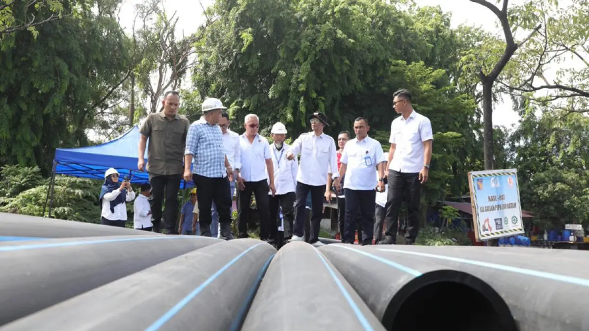 Kepala BP Batam, Amsakar Achmad meninjau pekerjaan pemasangan penguatan jaringan pipa distribusi air minum masyarakat Batam, Selasa (19/5/2026). F. dok Humas BP Batam