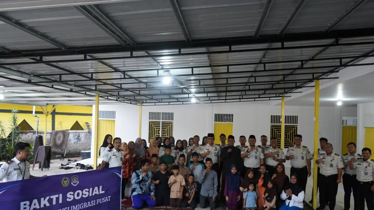 Kepala Rudenim Pusat Tanjungpinang, Rakha Sukma Purnama beserta jajaran saat foto bersama dengan anak-anak Panti Asuhan Bina Insani Bintan, Rabu (20/5). F. Rudenim Tanjungpinang untuk Batam Pos