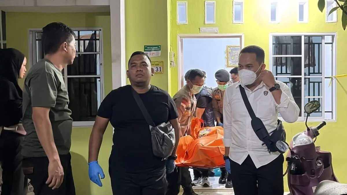 Petugas membawa jenazah Ai yang ditemukan tewas diduga sakit di dalam kamar di Blok  E Nomor 31, Perumahan Gladiola 7, Kelurahan Harjosari, Kecamatan Tebing, Rabu (20/5). Foto: Istimewa