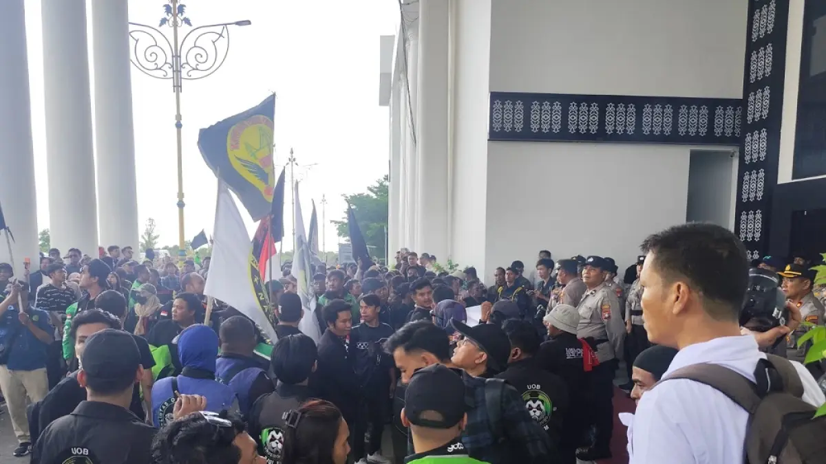 Ratusan driver online asal Batam saat melakukan aksi di depan pintu masuk Kantor Gubernur Kepri, Rabu (20/5). F. Mohamad Ismail/Batam Pos
