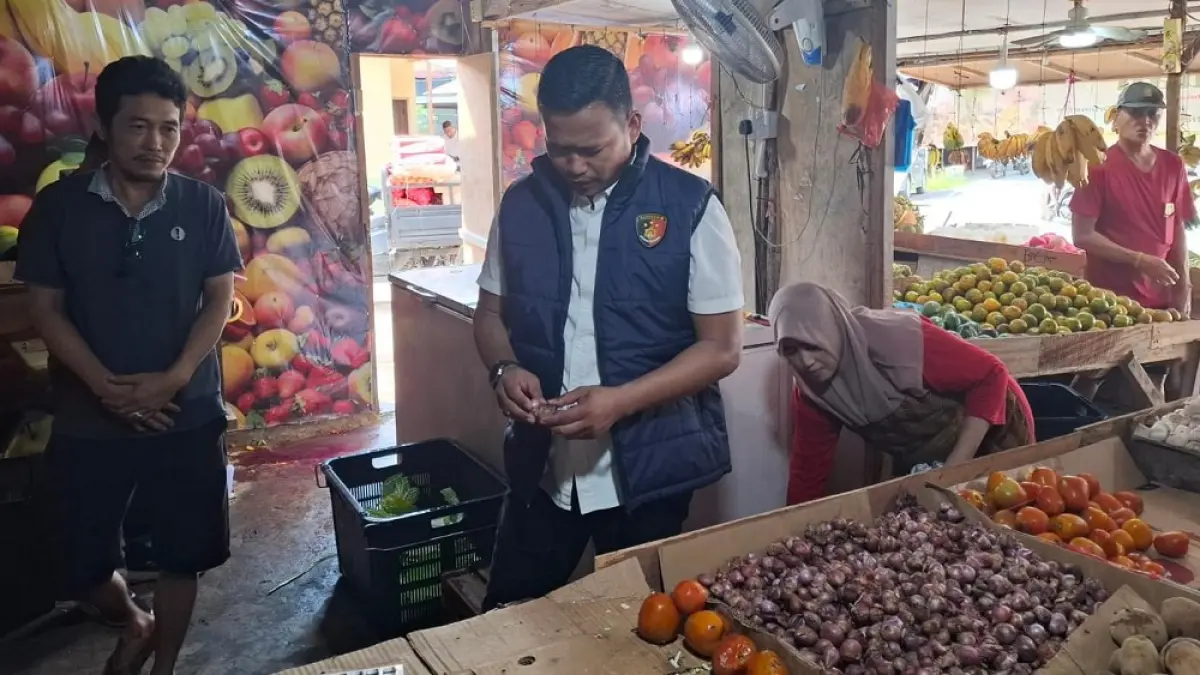 Satgas Saber Pangan melakukan monitoring stok dan harga bahan pokok di Pasar Kijang, Kecamatan Bintan Timur, Rabu (20/5/2026). F. Kiriman H.P Bako untuk Batam Pos