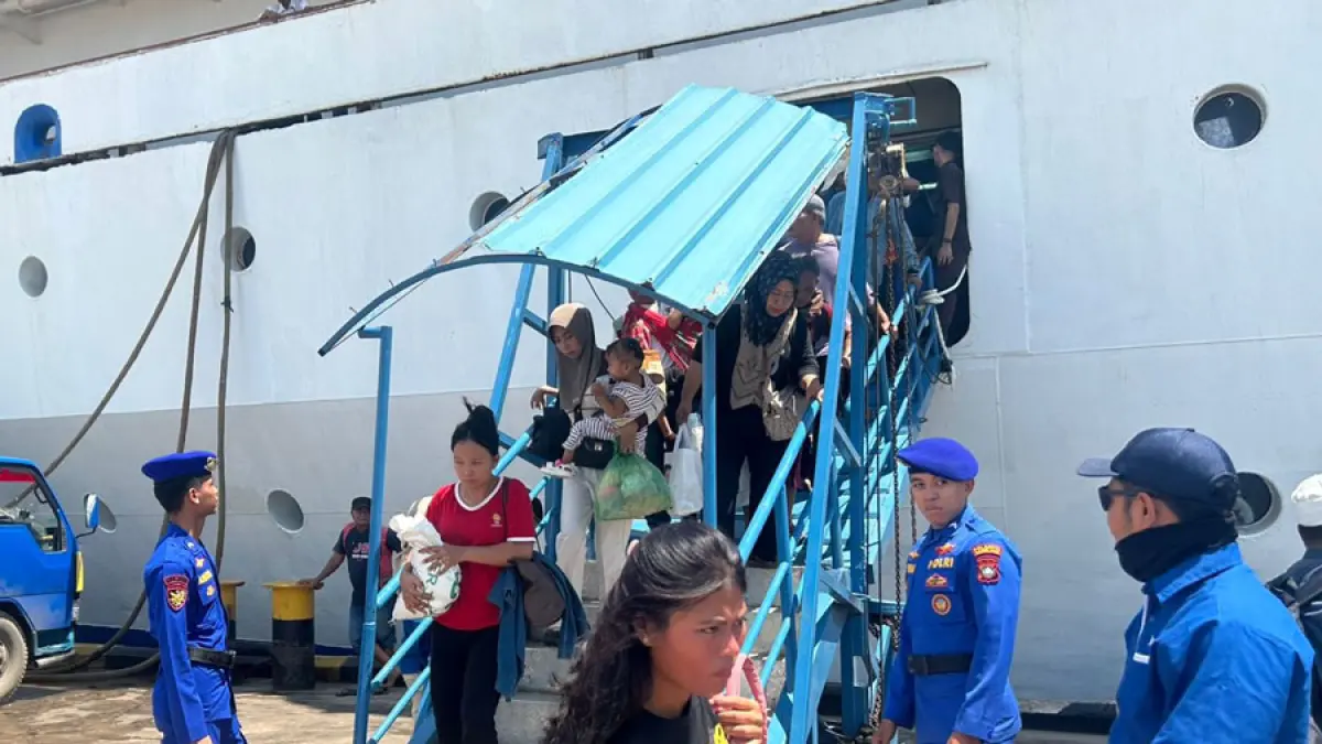 
Personel Satpolairud Polresta Barelang melakukan pengamanan dan pemeriksaan penumpang saat KM Kelud sandar di Pelabuhan Pelni Batuampar, Batam, Rabu (20/5). Pengamanan dilakukan untuk memastikan arus embarkasi dan debarkasi penumpang berjalan aman dan tertib. Dok. Polresta Barelang untuk Batam Pos.