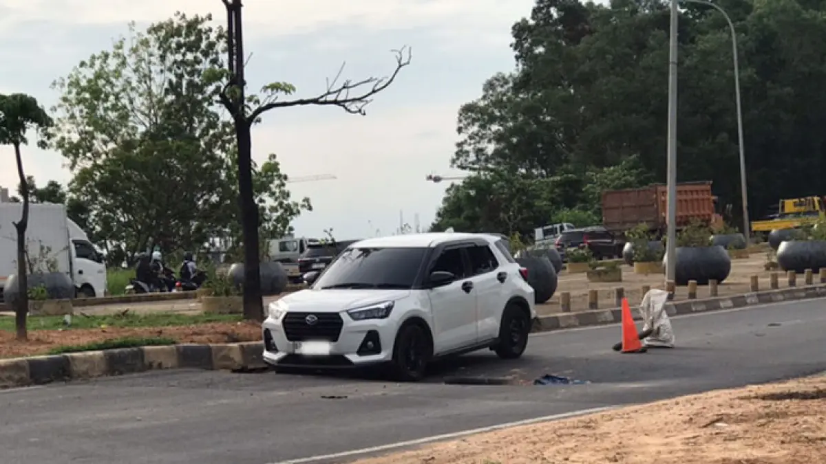 Ambles. Kondisi demikian membuat pengendara harus ekstra hati-hati. F. Syaban / Batam Pos