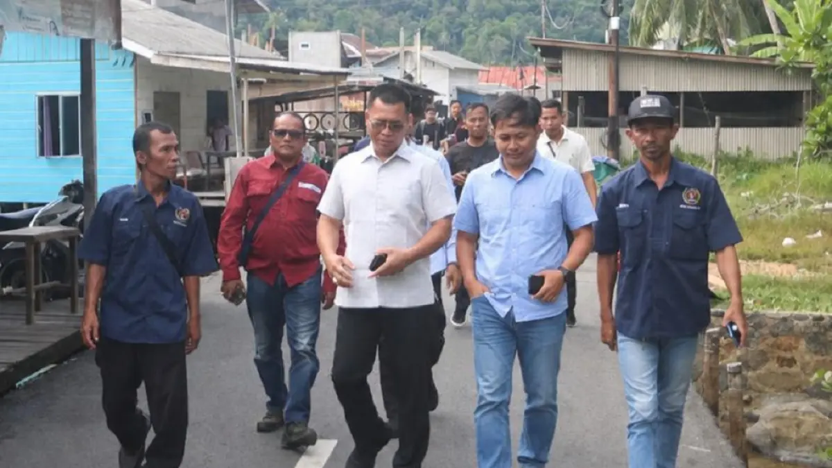 Bupati Kepulauan Anambas, Aneng bersama calon Ketua KNPI Kepulauan Anambas, Ihsan Imaduddin (kemeja biru) saat melaksanakan bakti sosial di Desa Tarempa Timur, Kecamatan Siantan. Foto: Adies untuk Batam Pos