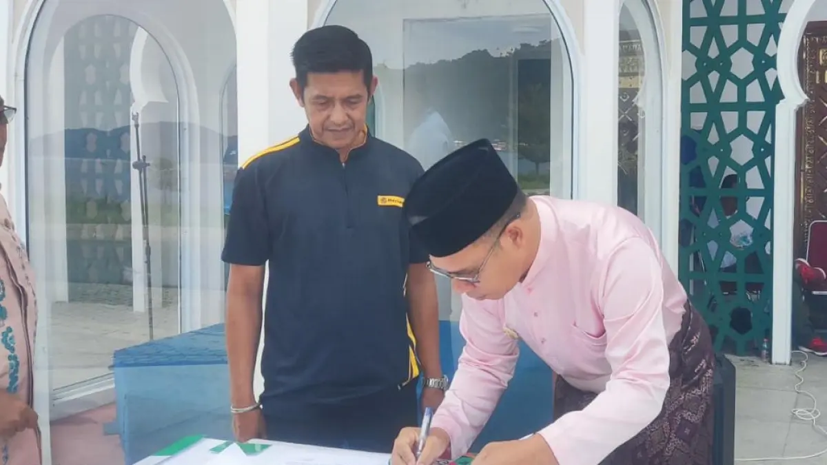 Bupati Kepulauan Anambas, Aneng disaksikan Kades Tarempa Barat, Asmarandi menandatangi naskah hibah mobil angkutan sampah. Foto: Pinni untuk Batam Pos