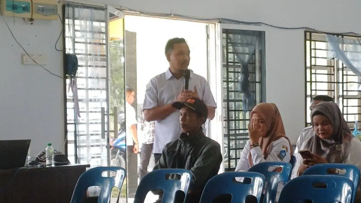  Fungsional Pengelola Ekosistem Laut dan Pesisir (PELP) LKP Pekanbaru Satpel Tanjungpinang Ronald Raditya Kesatria Sinaga memberikan edukasi antisipasi serangan buaya kepada warga di Kabupaten Bintan, Kamis (21/5/2026). ANTARA/Ogen
