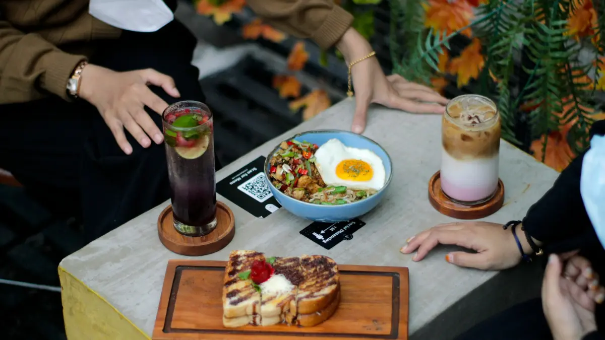 Ilustrasi nongkrong di cafe. (unsplash.com/@krisnapepe)