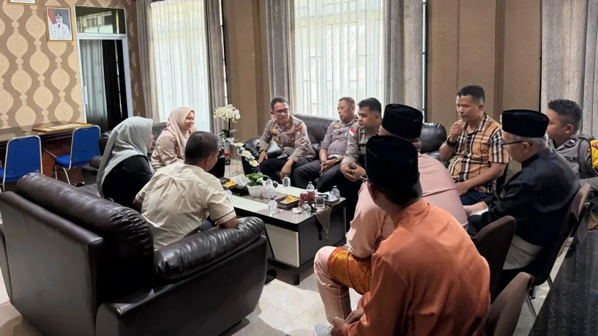 Kapolsek Bintan Utara, AKP Jul Ilham menemui Camat  Seri Kuala Lobam, Nona Yani M Abbas Manupassa pada Jumat (22/5/2026). F. Kiriman H.P Bako untuk Batam Pos