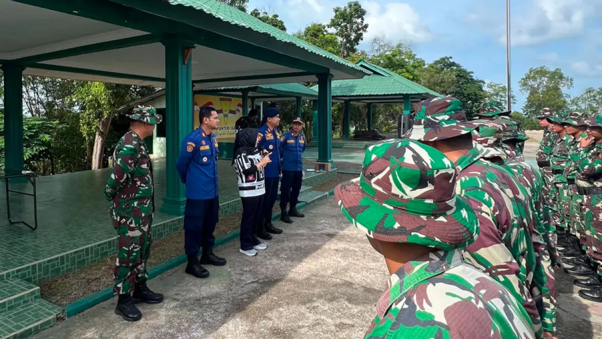 Personel Yonif 136/Tuah Sakti mengikuti pelatihan pengoperasian armada dan peralatan pemadam kebakaran yang diberikan Dinas Damkar Kota Batam, Jumat (22/5). Dokumentasi Damkar untuk Batam Pos.