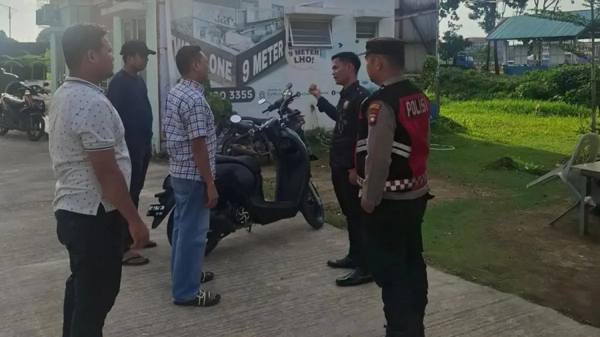 Polisi mendatangi lokasi kejadian, emmastikan segalanya aman. F. Yofie / Batam Pos