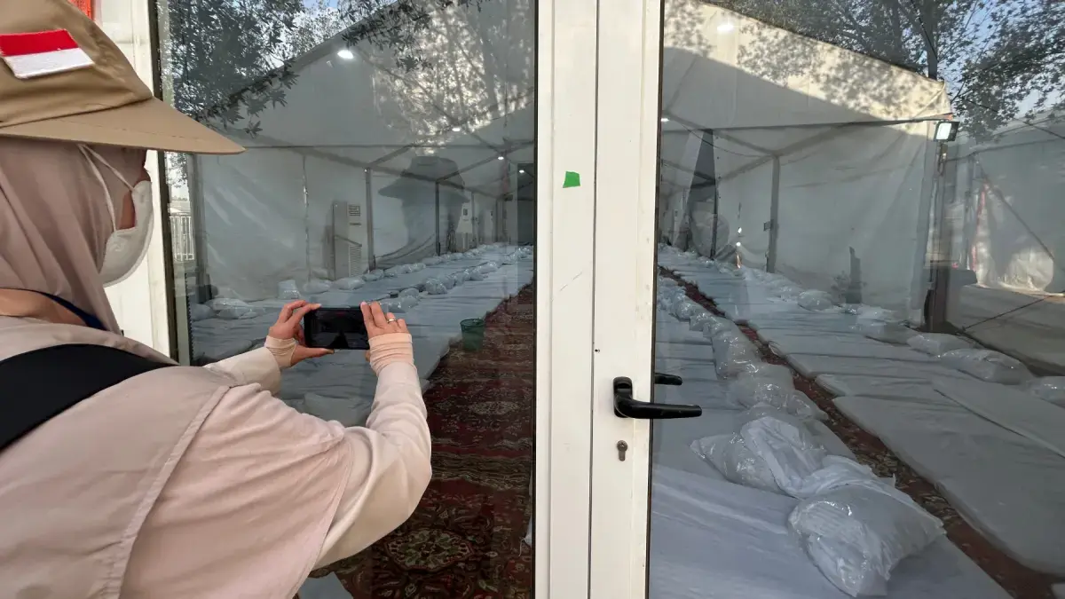 Ratusan bed sudah terpasang di tenda jamaah haji Indonesia di Arafah. hingga Rabu (13/5/2026), persiapan fasilitas untuk wukuf di Arafah sudah 90 persen. (Bayu Putra/JawaPos.com/MCH 2026)