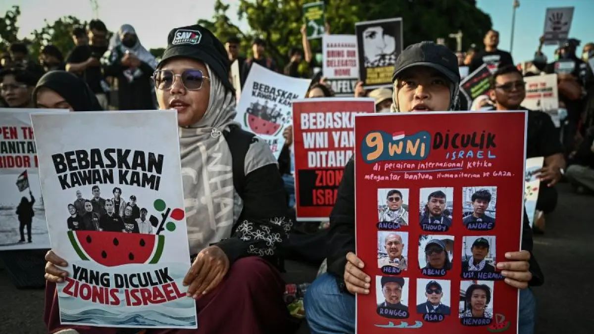 Relawan dari berbagai elemen memajang plakat tulisan dan poster dalam aksi solidaritas bagi WNI dan jurnalis yang diculik Israel di Jakarta, Kamis (21/5/2026). ANTARA FOTO/Fauzan/sgd.