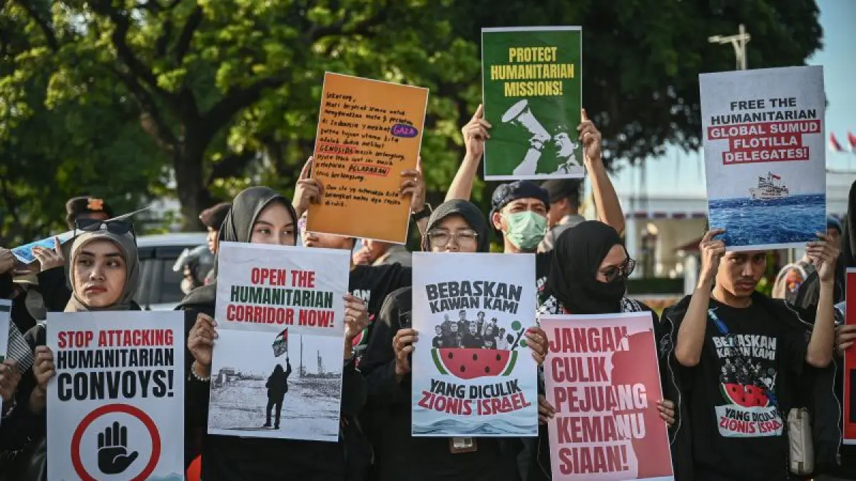 Relawan dari berbagai elemen memajang plakat tulisan dan poster dalam aksi solidaritas bagi WNI dan jurnalis yang diculik Israel di Jakarta, Kamis (21/5/2026). ANTARA FOTO/Fauzan/sgd 