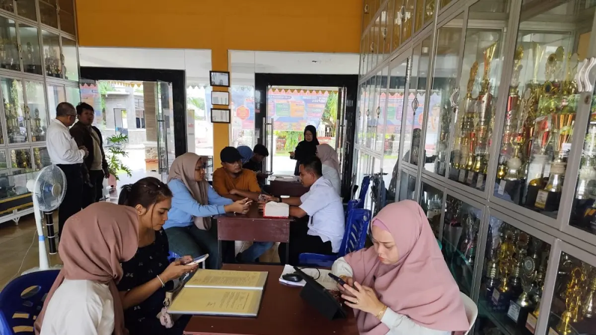 Sejumlah orang tua siswa saat melakukan konsultasi proses pendaftaran SPMB tahun 2025 di SMA Negeri 1 Tanjungpinang, F. Mohamad Ismail/Batam Pos
