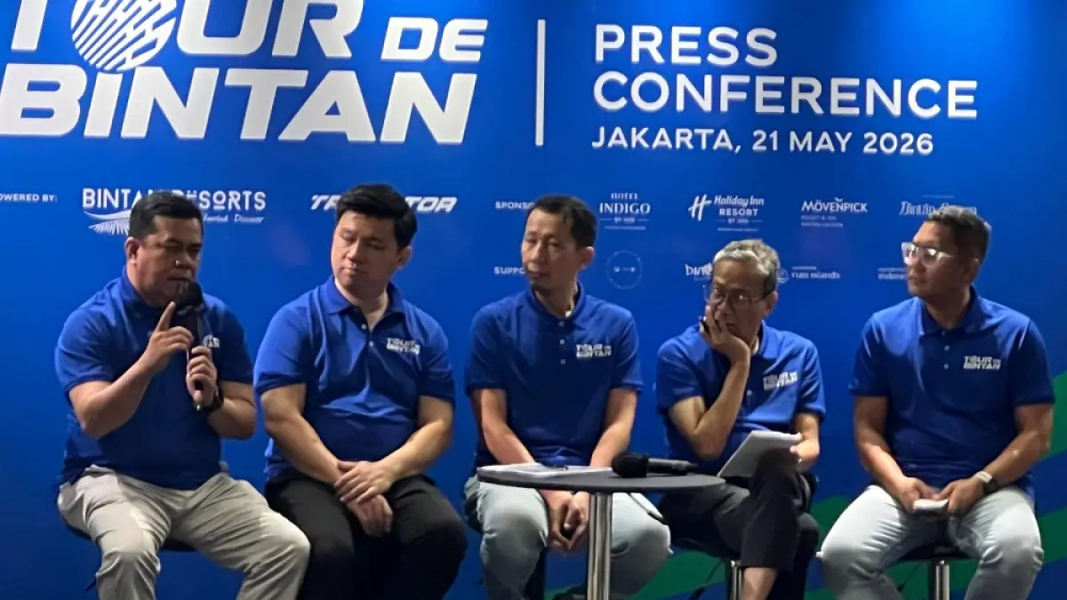 Sekda Bintan, Ronny Kartika (kiri) bersama pihak penyelenggara saat konferensi pers Tour de Bintan di Jakarta pada Kamis (21/5/2026). F. Kiriman Zoko untuk Batam Pos