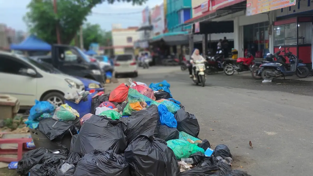 Tumpukan sampah terlihat memenuhi pinggir jalan di area ruko. Plastik sampah, kardus, hingga limbah makanan bercampur menjadi satu. Sebagian bahkan sudah berserakan keluar dari tempat penampungan.  F. Cecep Mulyana / Batam Pos