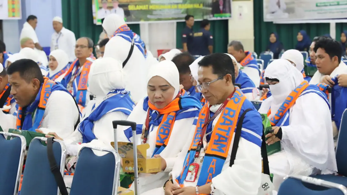Wali Kota Batam, Amsakar Achmad, bersama Ketua TP-PKK Batam, Erlita Amsakar, berbaur bersama JCH Kloter 25 Embarkasi Batam saat pelepasan JCH di Asrama Haji Batam, Kamis (21/5/2026). HUMAS DISKOMINFO BATAM / RICKY WIHENDAR