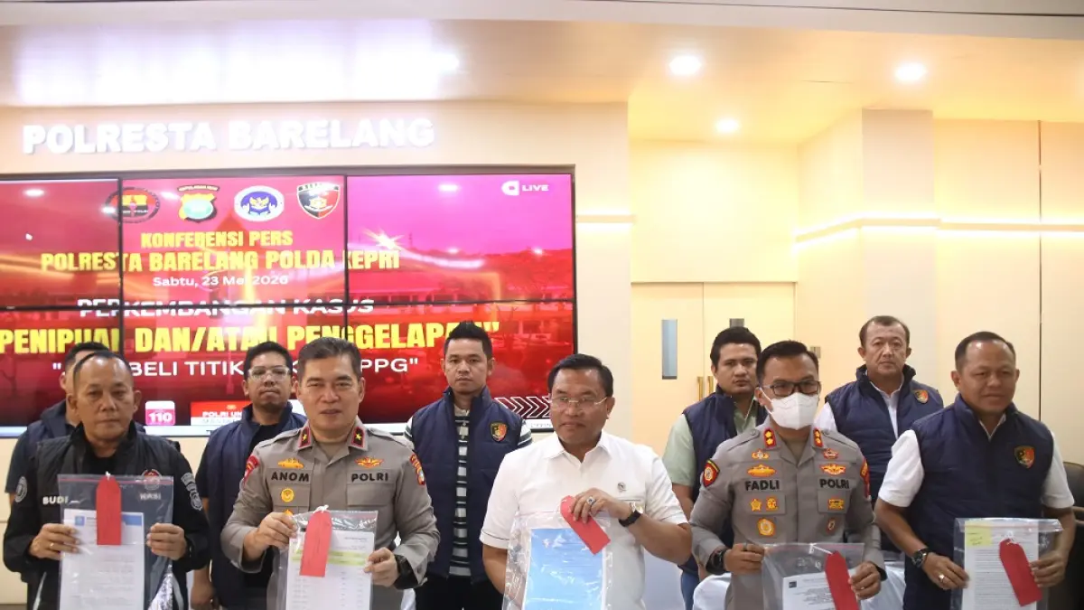 Wakil Kepala Badan Gizi Nasional (BGN), Irjen Pol (Purn) Sony Sonjaya bersama Wakapolda Kepri, Brigjen Pol Anom Wibowo, Waka Polresta Barelang, Fadli Agus, bersama jajaran memeberikan keterangan terkait kasus dugaan penipuan dan penggelapan jual beli titik lokasi SPPG saat rilis di Mapolresta Barelang, Sabtu (23/5). F. Cecep Mulyana/Batam Pos