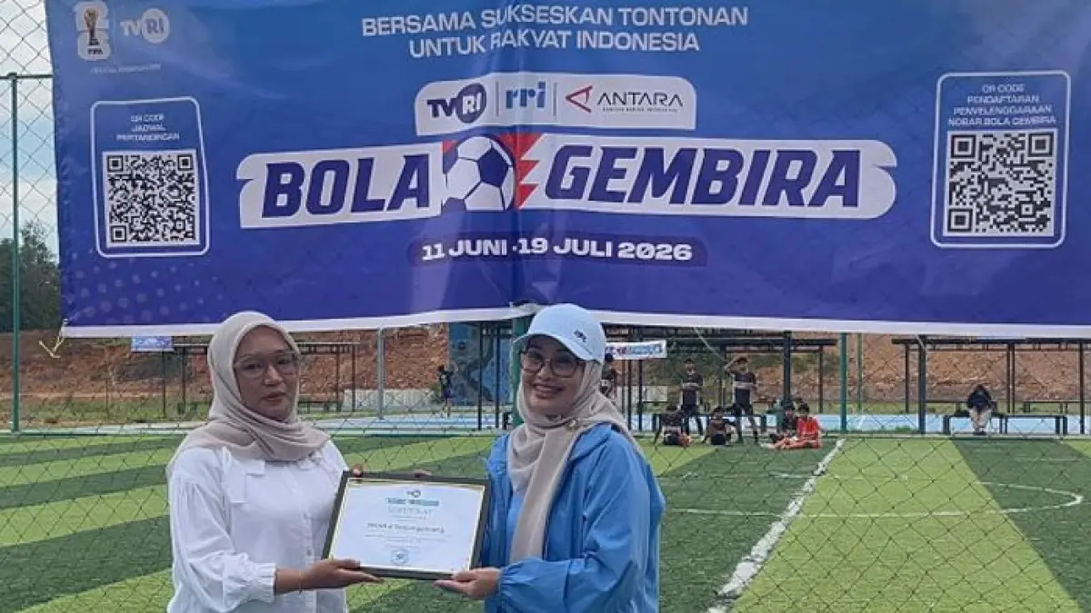 Kepala Stasiun TVRI Kepri Yenni Marlinda (kanan) menyerahkan sertifikat kepada peserta kegiatan roadshow Bola Gembira dan Coaching Clinic menyambut Piala Dunia 2026 di Arena Sukan Kampus UMRAH, Pulau Dompak, Kota Tanjungpinang, Jumat (22/5/2026). ANTARA/Ogen 